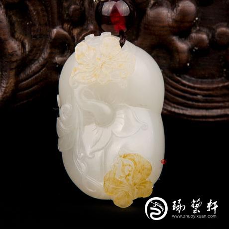 【琢艺轩】新疆和田玉黄皮一级白玉籽玉挂件 蝶恋果 17克