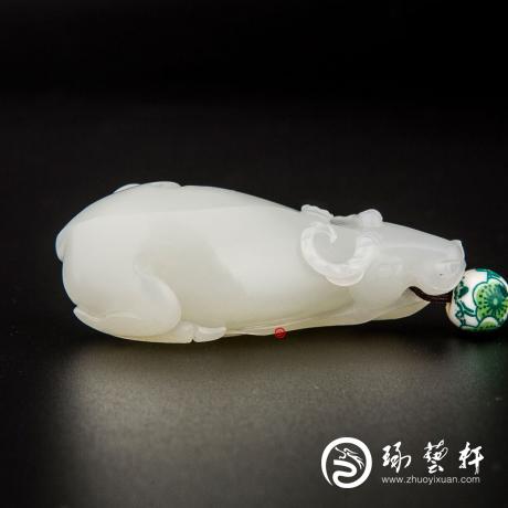 【琢艺轩】新疆和田玉洒金皮一级白玉籽玉挂件 牛气冲天 30克