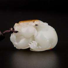 新疆和田玉红沁皮一级白玉籽玉把件 鸿运当头 53克