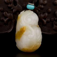 新疆和田玉黄皮白玉籽玉挂件 蝶恋果 34.3克