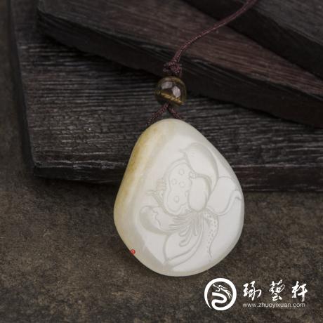 新疆和田玉黄皮白玉籽玉挂件 静 11.4克