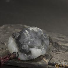 新疆和田玉黑白籽玉 把件 英雄 45克