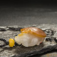 新疆和田玉红皮白玉籽玉挂件 龙龟 20克