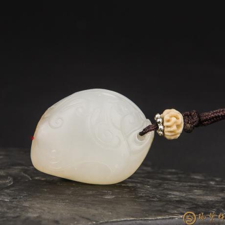 【琢艺轩】新疆和田玉红皮羊脂白籽玉挂件 力争上游 10克