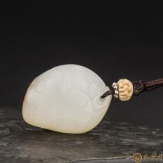 新疆和田玉红皮羊脂白籽玉挂件 力争上游 10克