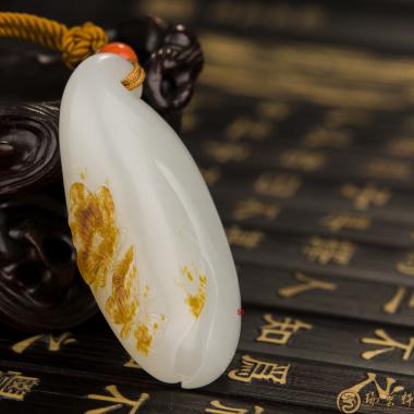 新疆和田红皮白玉籽玉挂件 翩翩起舞 23克