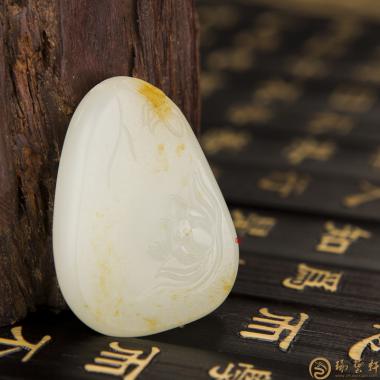 新疆和田黄皮白玉籽玉挂件 小池 16克